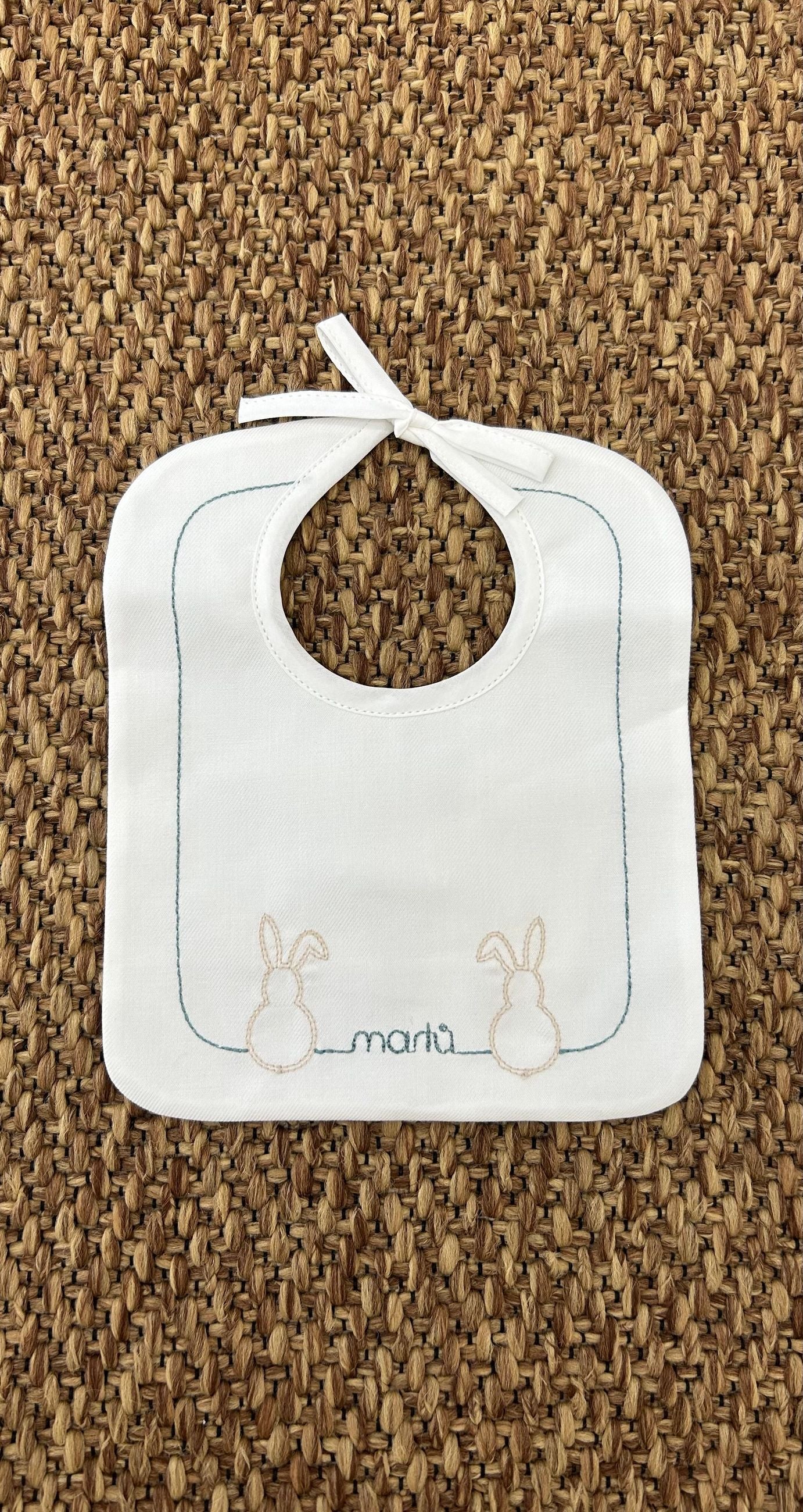 Bavetta con ricamo coniglietti Marlù