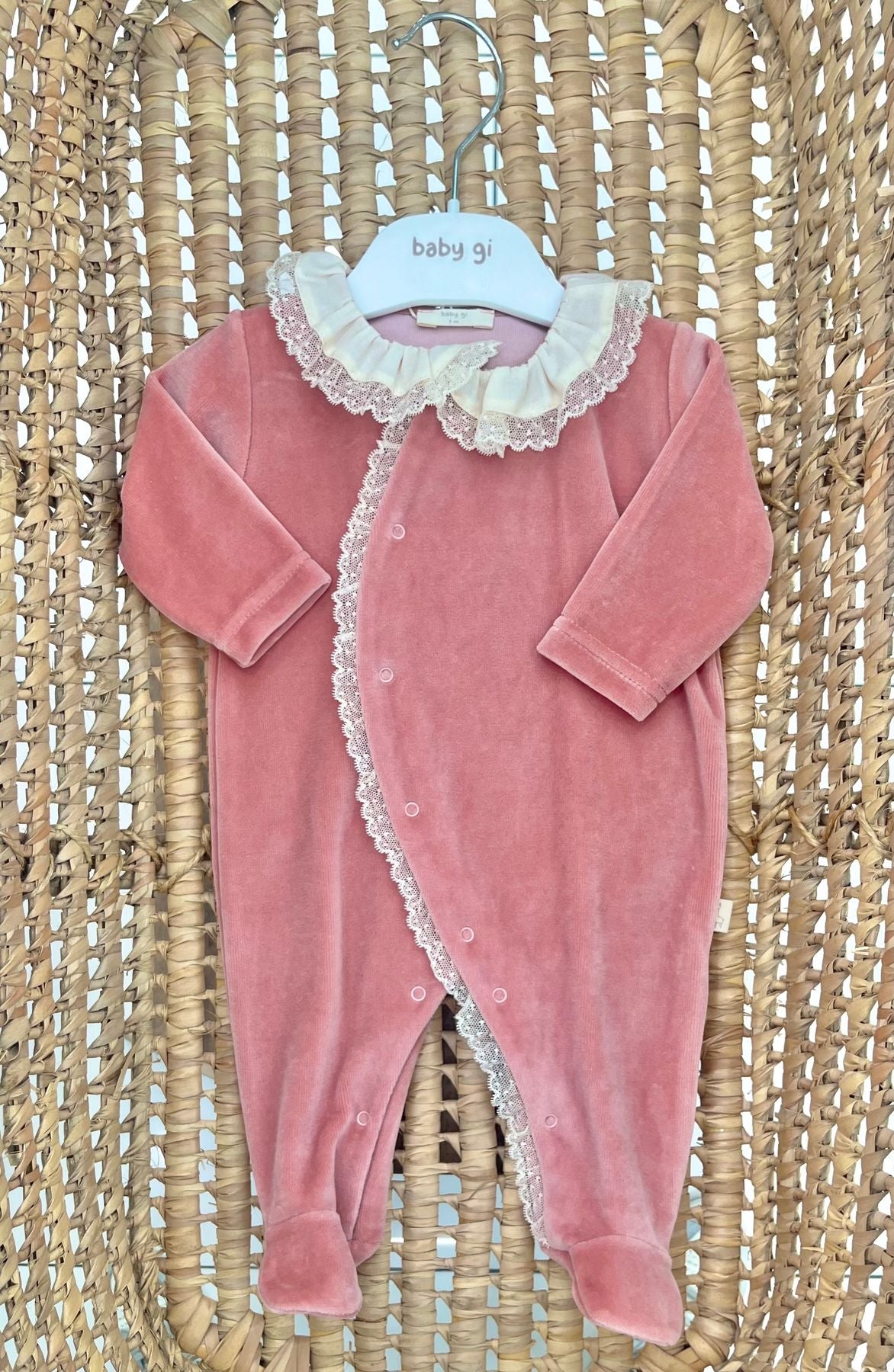 Tutina neonata in ciniglia collo volant e merletto Baby Gi