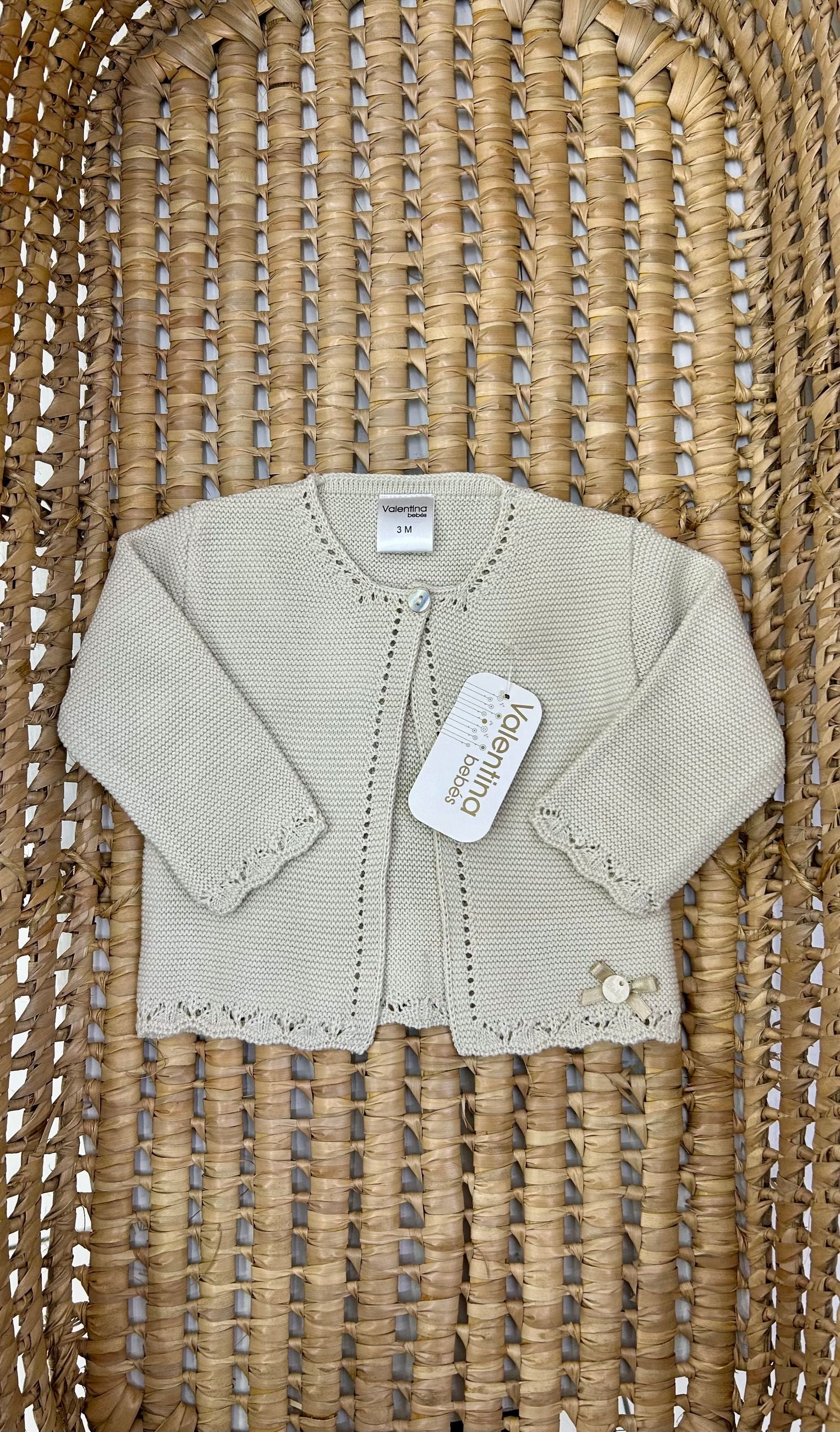 Giacchino bimba in filo beige con fiocchetto Valentina Bebes