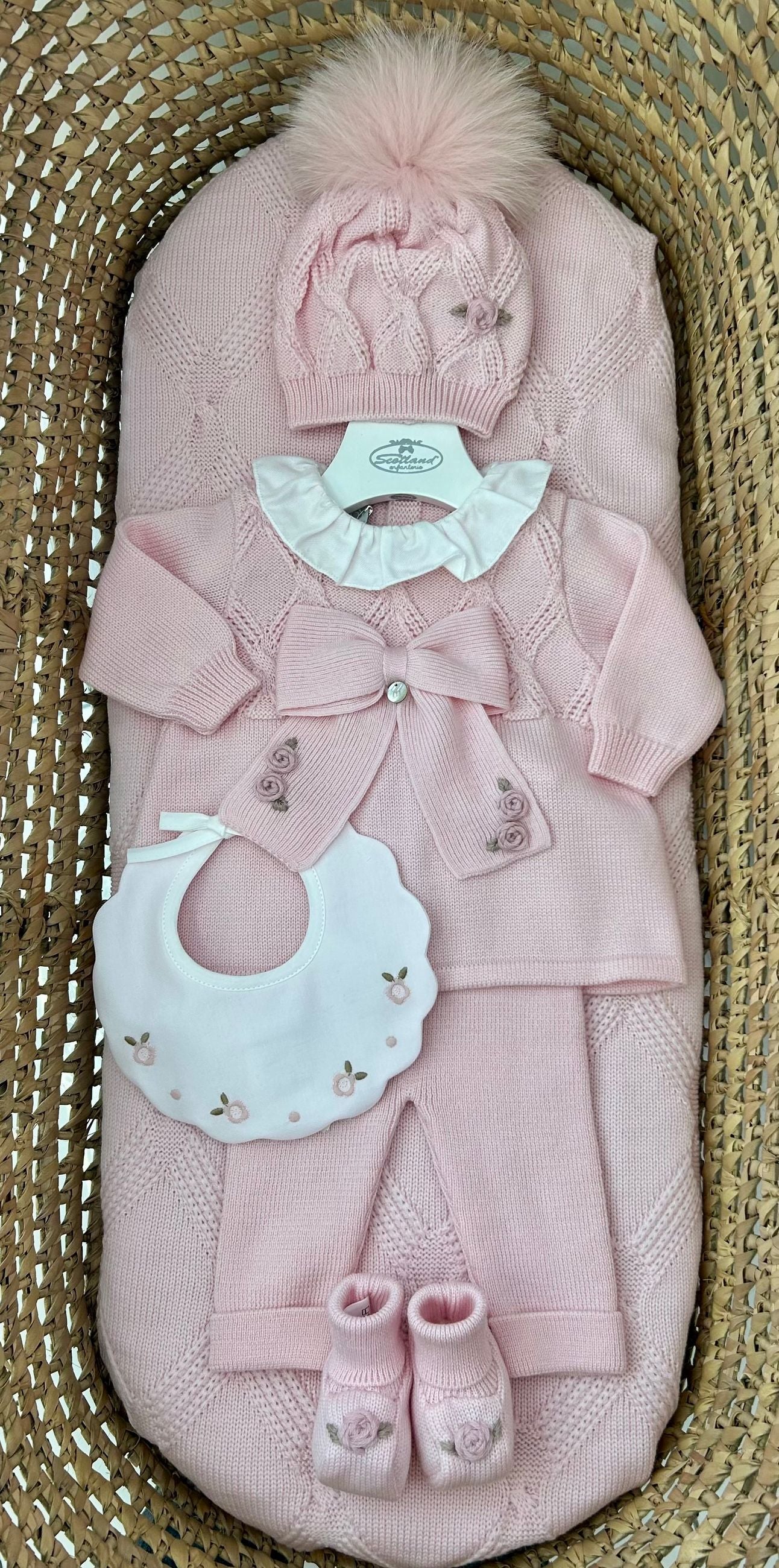 Completo nascita 2pz roselline con scarpine e cappello Marlù