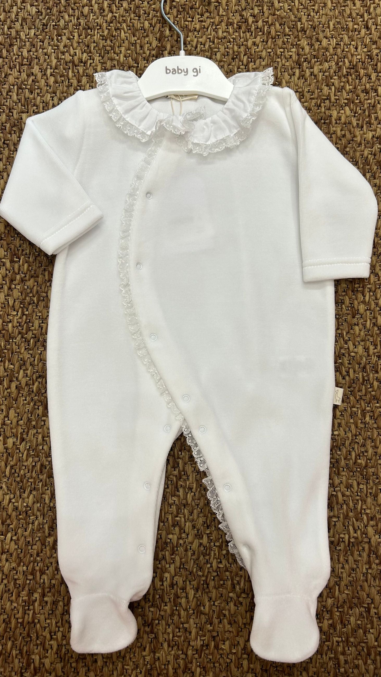 Tutina neonata in ciniglia collo volant e merletto Baby Gi