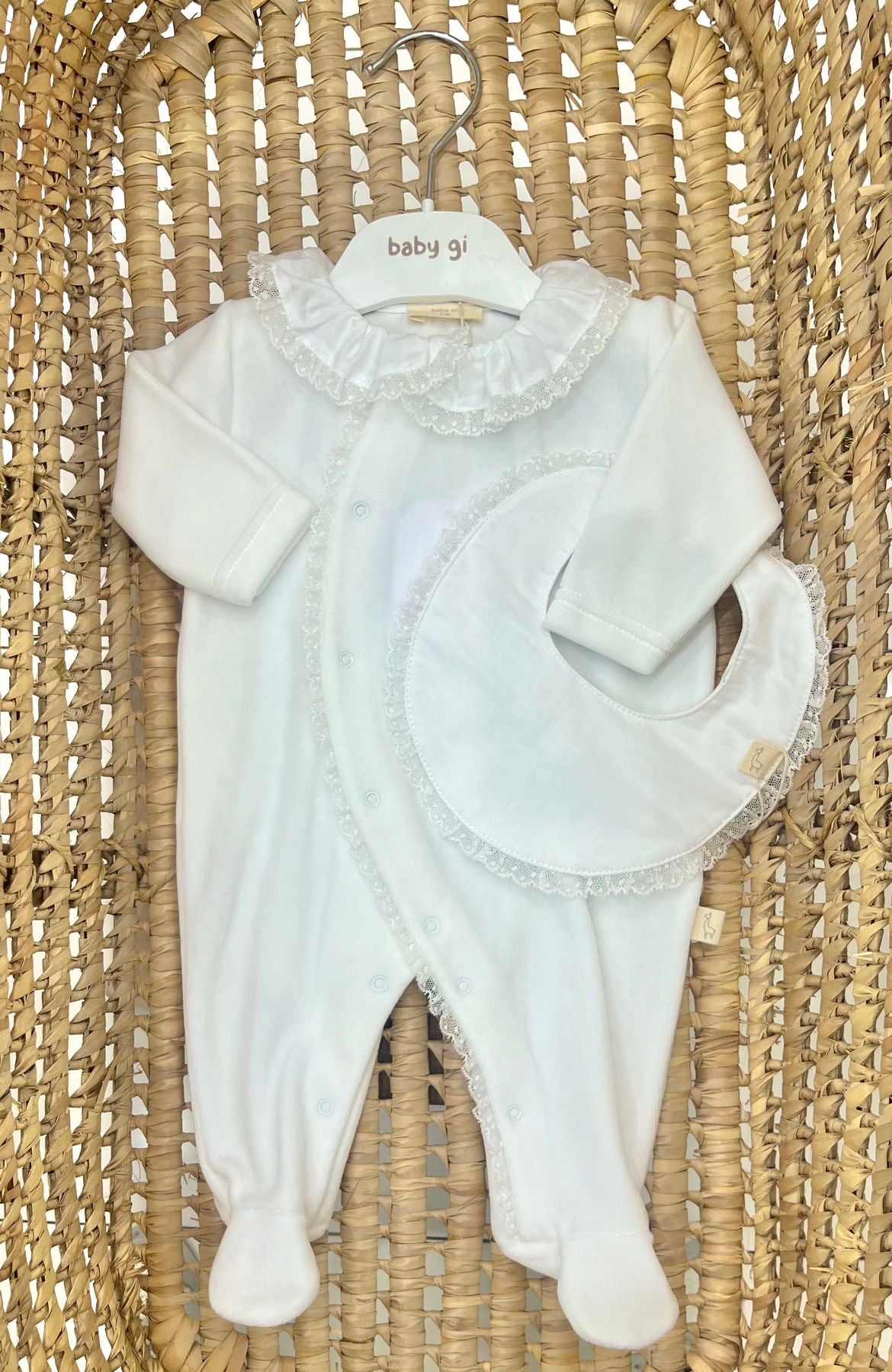 Tutina neonata in ciniglia collo volant e merletto Baby Gi