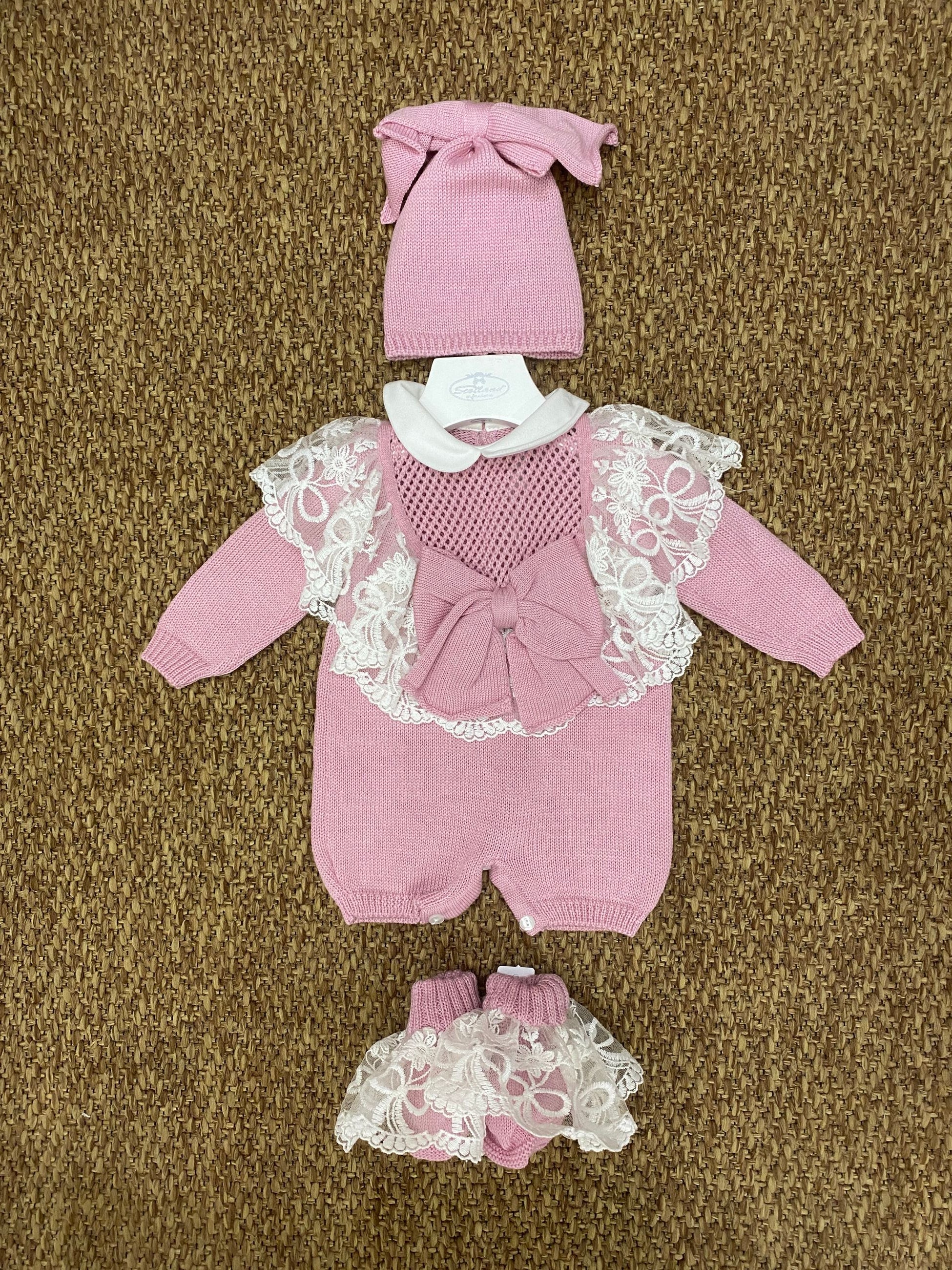 Pagliaccetto neonata merletto e fiocchetti con cappellino e scarpine Bebè di Almy