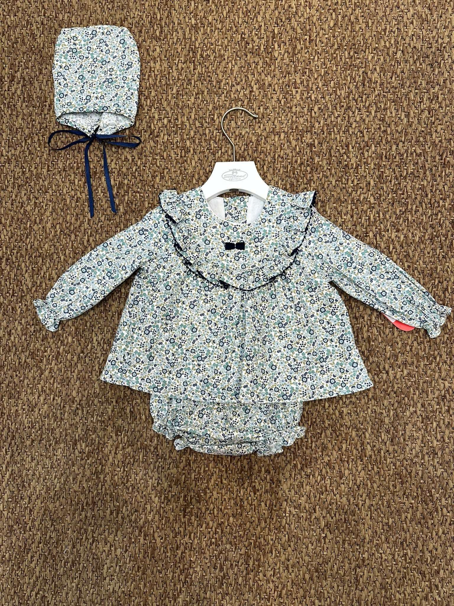 Completo bambina 2pz a fiori con cuffia Del Sur