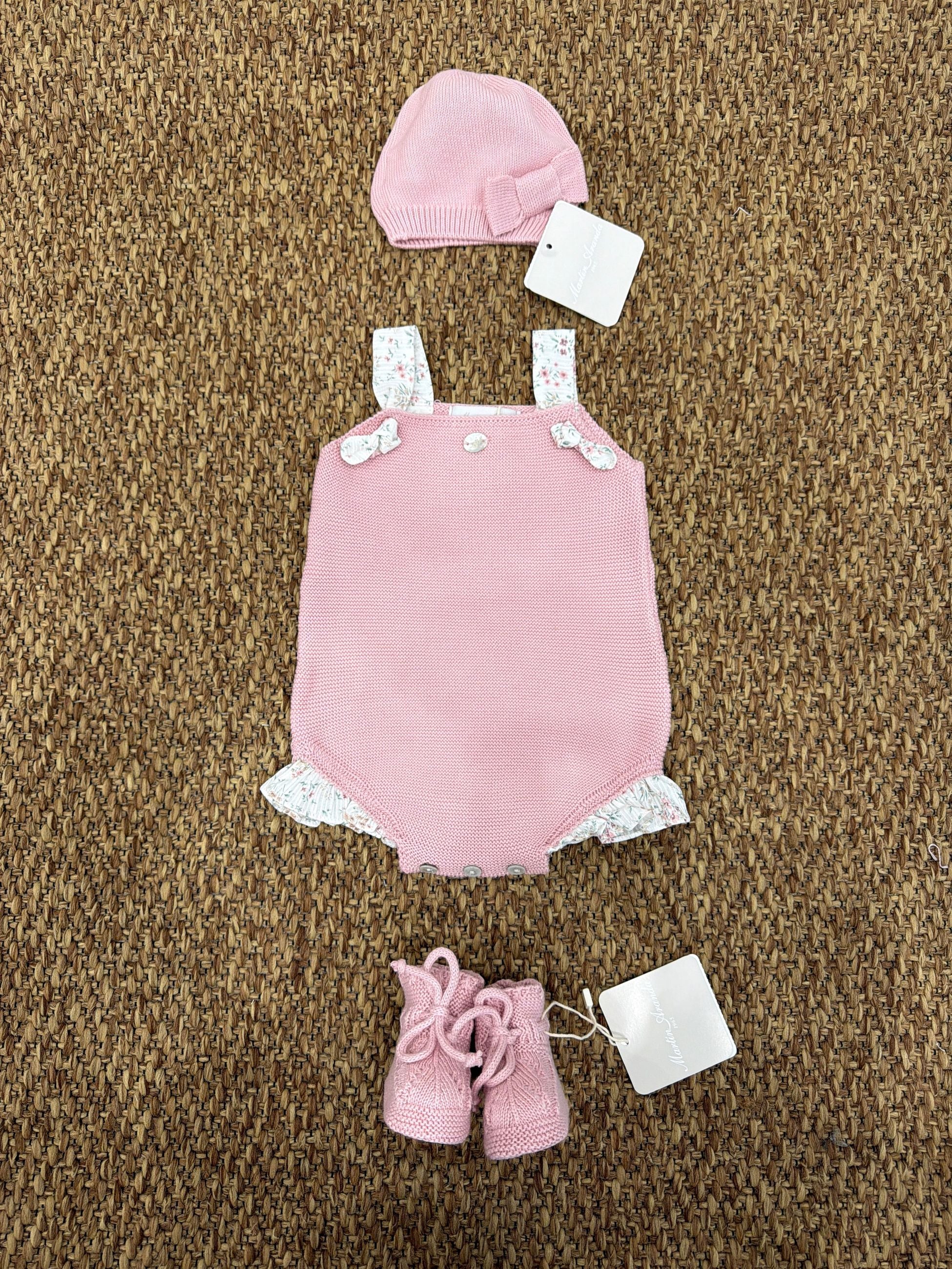 Pagliaccetto neonata fiocchetti con scarpine e cappello Martin Aranda
