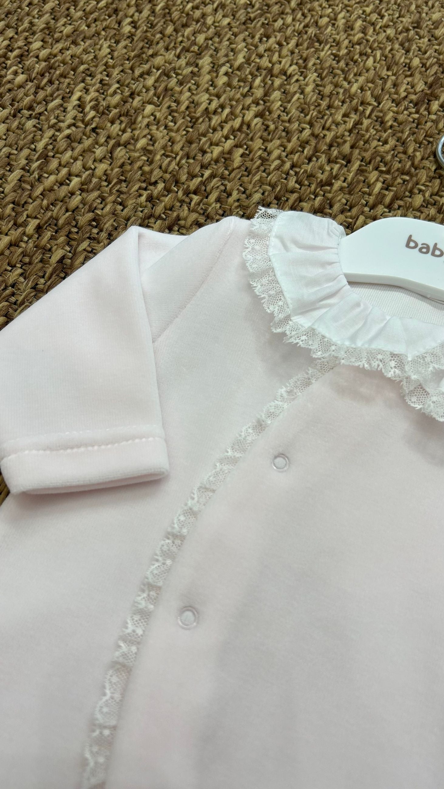 Tutina neonata in ciniglia collo volant e merletto Baby Gi
