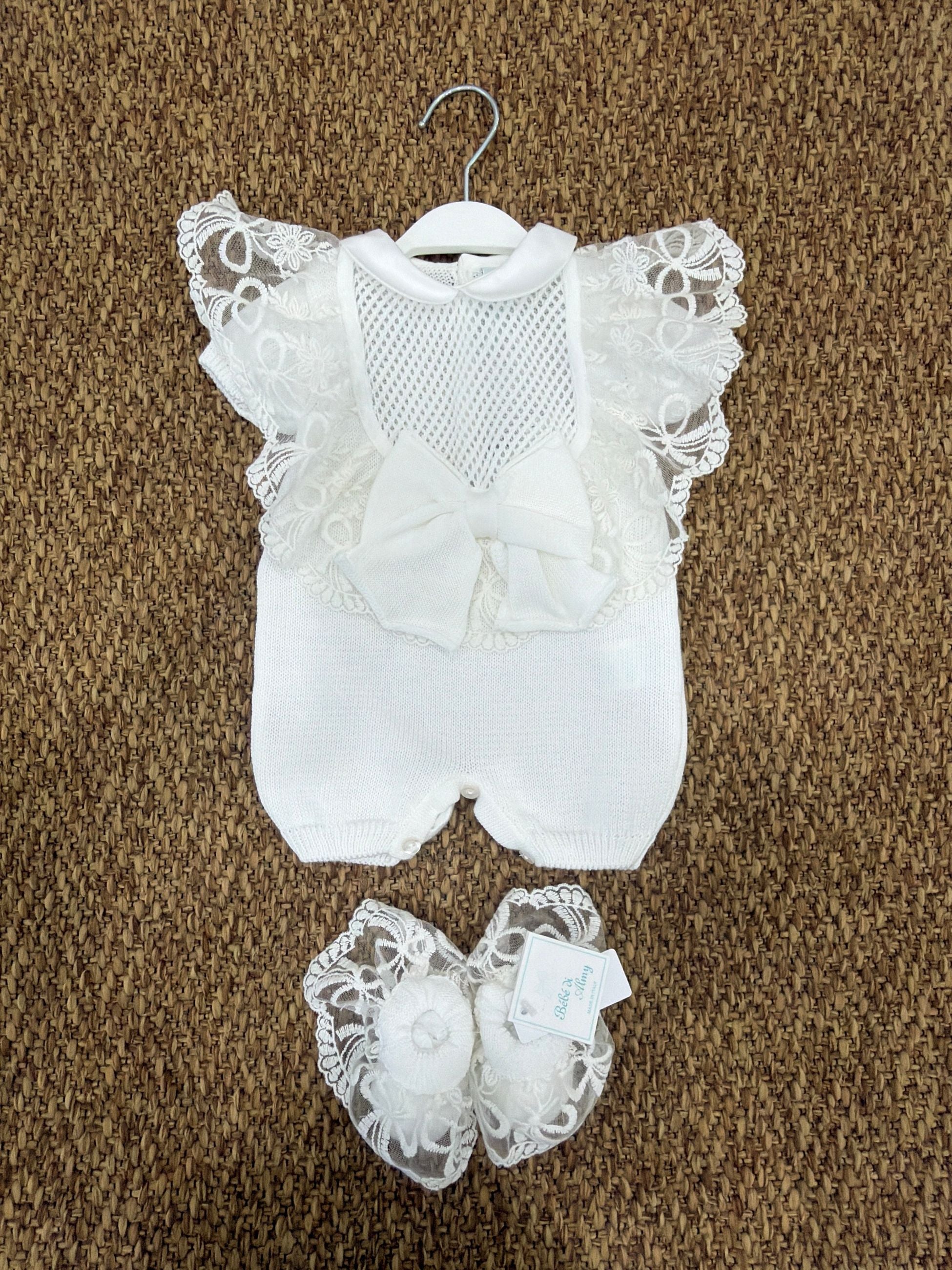 Pagliaccetto neonata cerimonia dettagli in pizzo con scarpine Bebè di Almy
