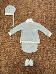 Completo neonata 2pz dettagli in pizzo con cuffia e babbucce Juliana