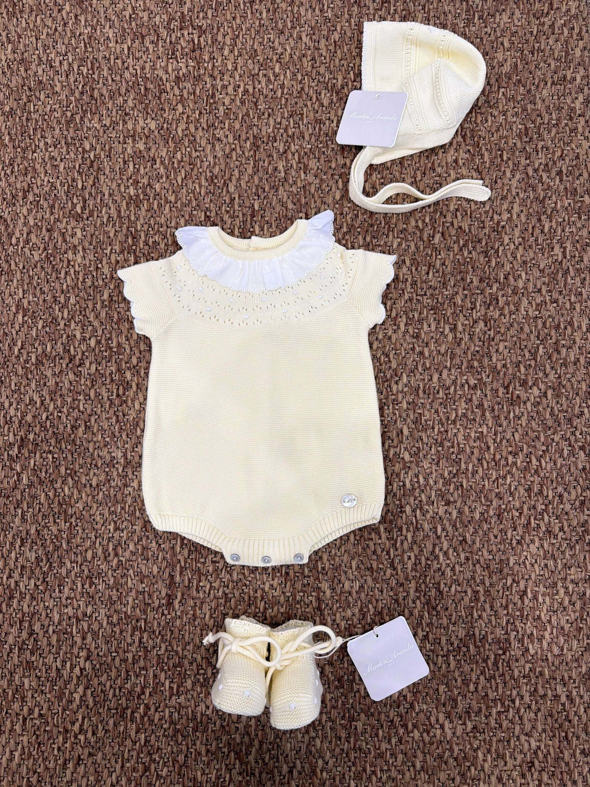 Pagliaccetto neonata collo volant con scarpine e cuffia Martin Aranda