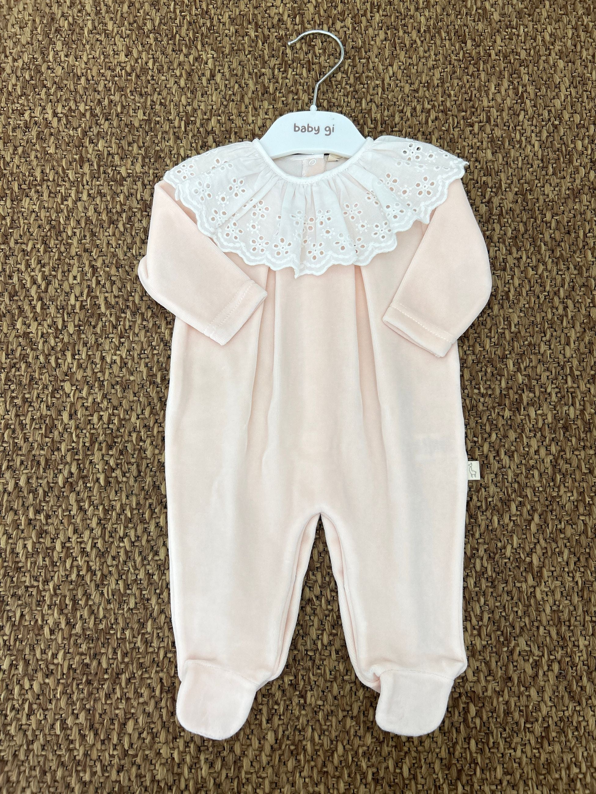 Tutina neonata in ciniglia con merletto Baby Gi