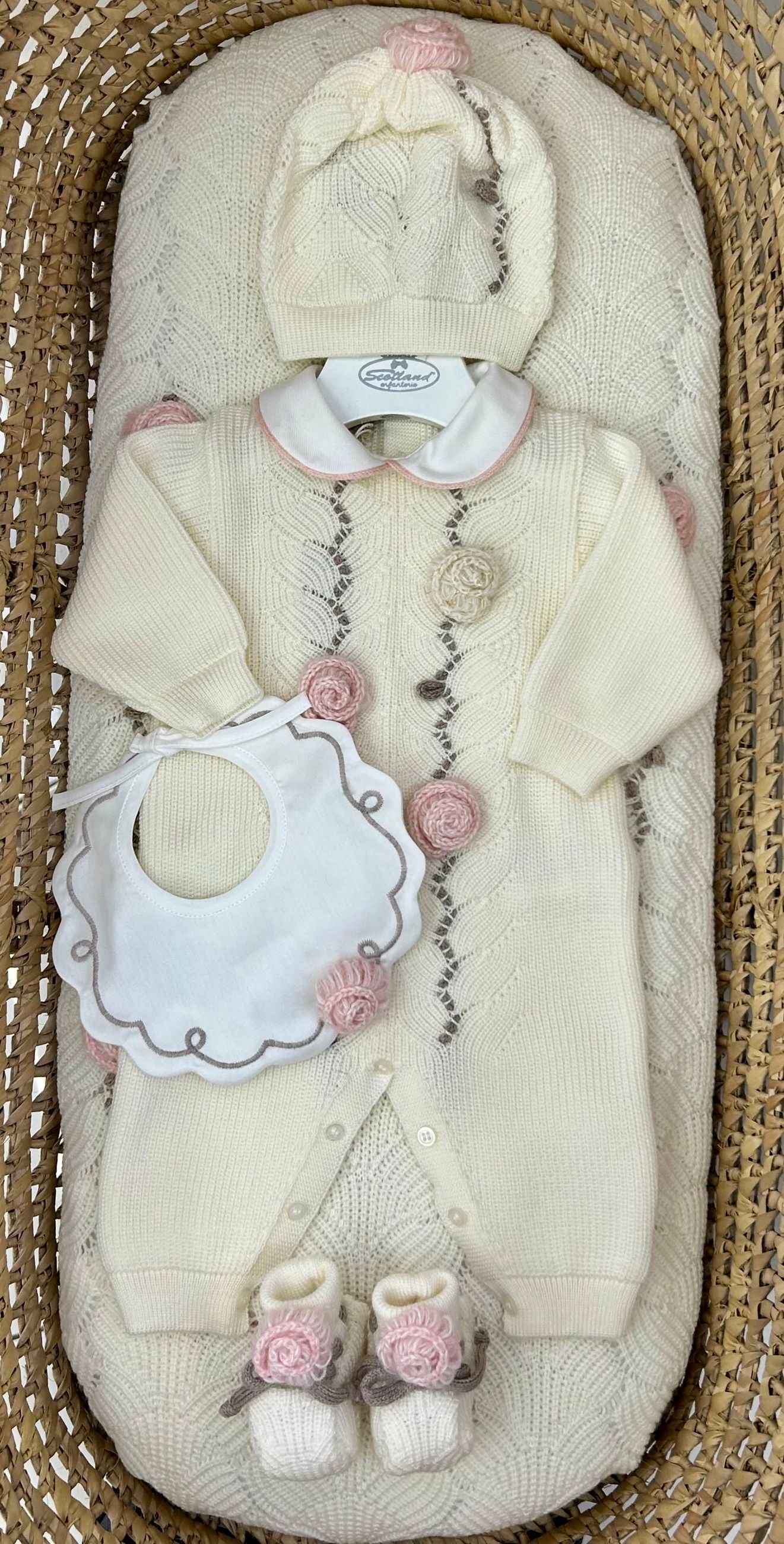 Tutina neonata roselline con cappello e scarpine Marlù