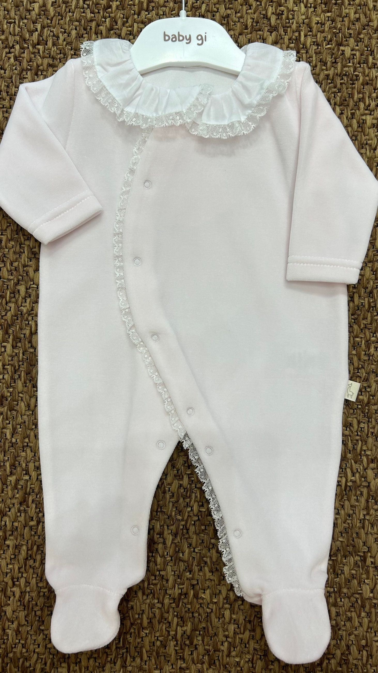 Tutina neonata in ciniglia collo volant e merletto Baby Gi