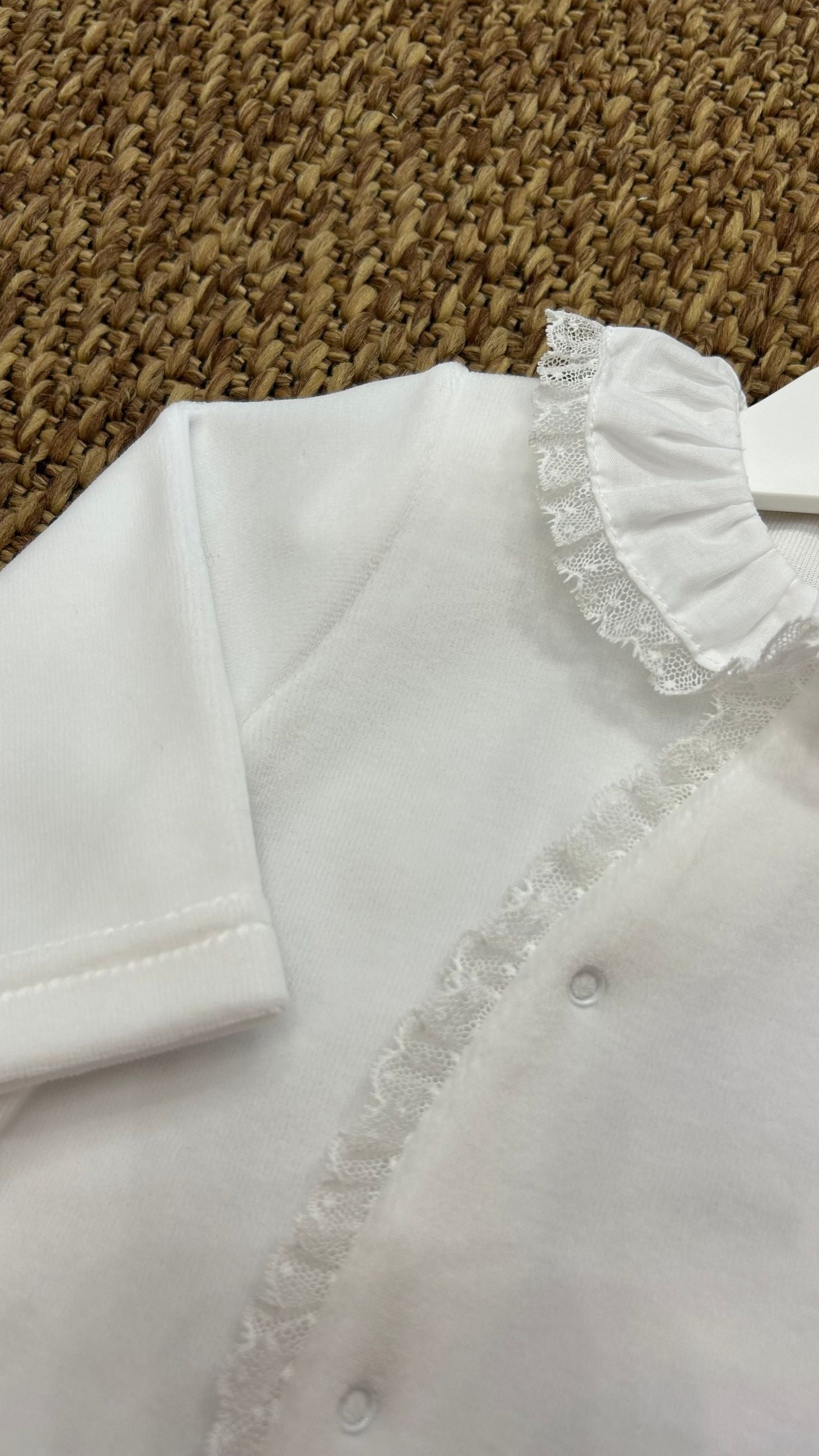 Tutina neonata in ciniglia collo volant e merletto Baby Gi