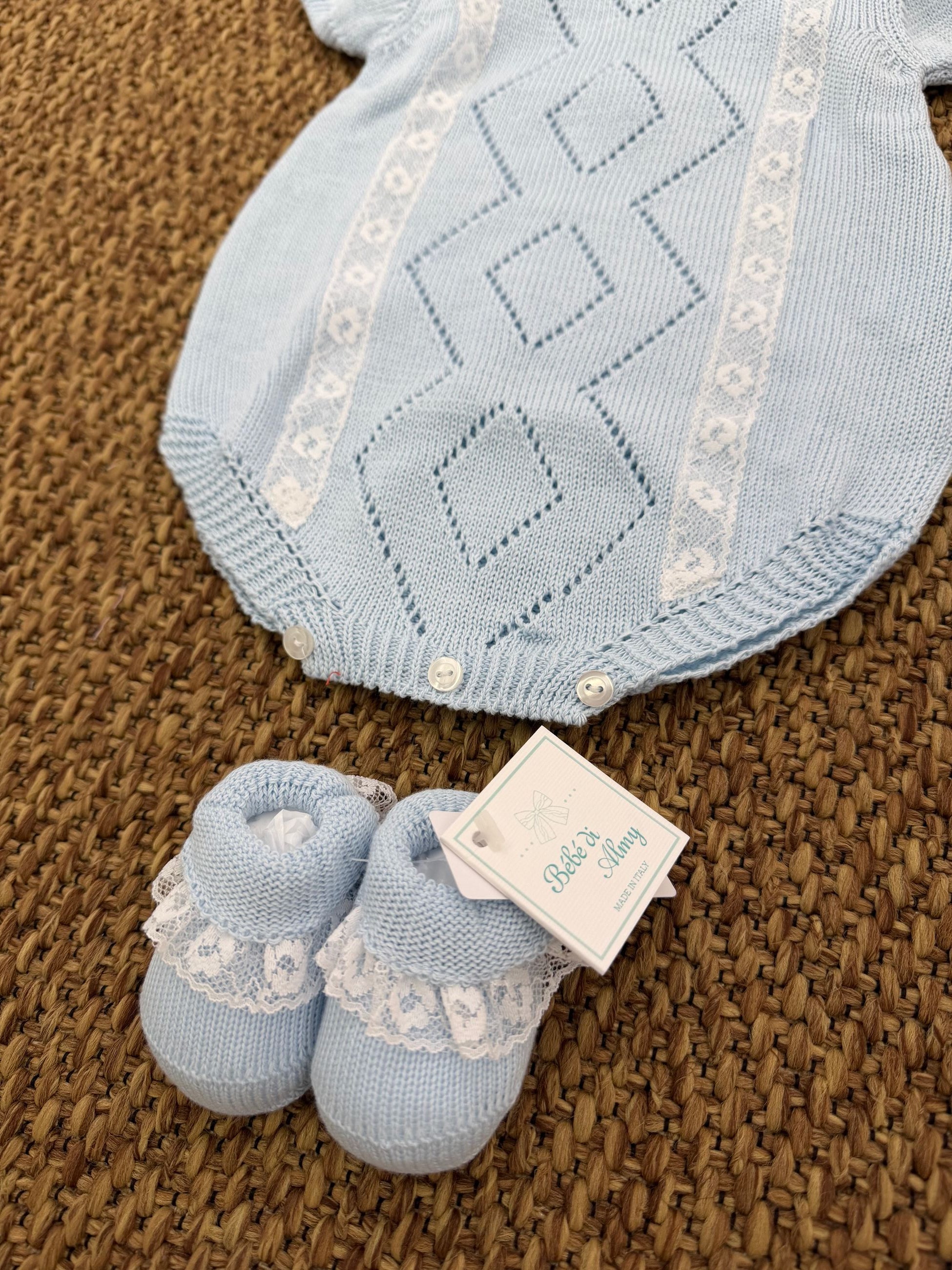 Pagliaccetto neonati dettagli merletto con cappello e babbucce Bebè di Almy