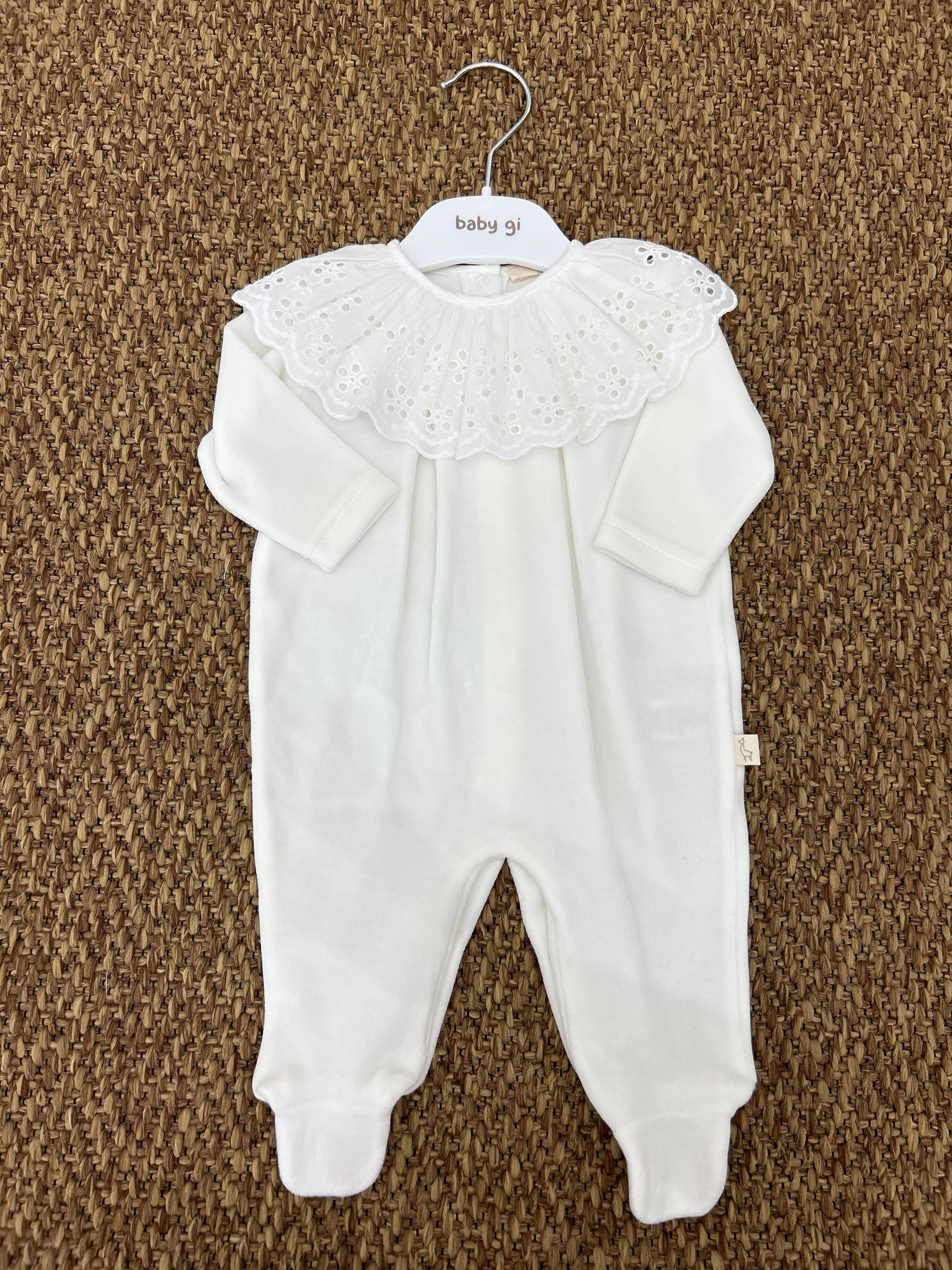 Tutina neonata in ciniglia con merletto Baby Gi