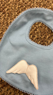 Bavetta neonato con ricamo ali chiusura strappo Baby Gi