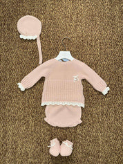 Completo neonata 2pz dettagli in pizzo con cuffia e babbucce Juliana