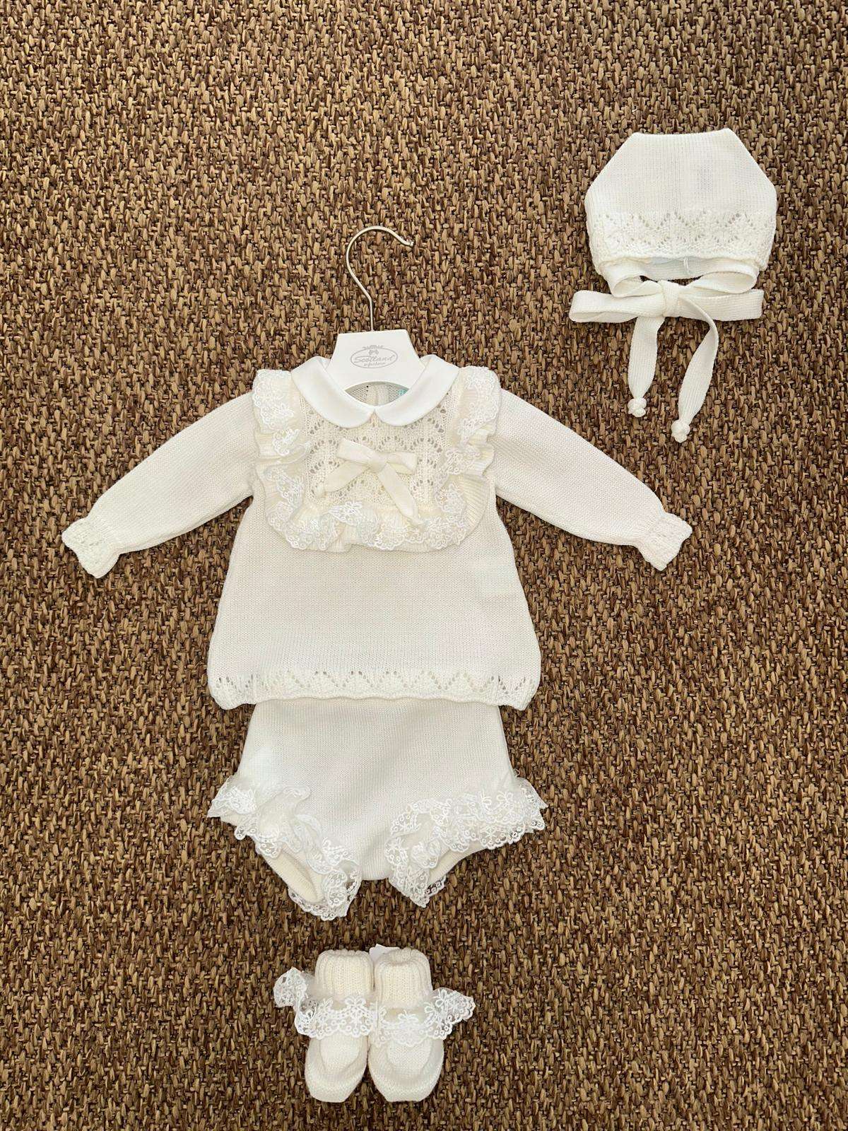 Completo neonate 2pz dettagli in pizzo con scarpine e cappellino Bebè di Almy