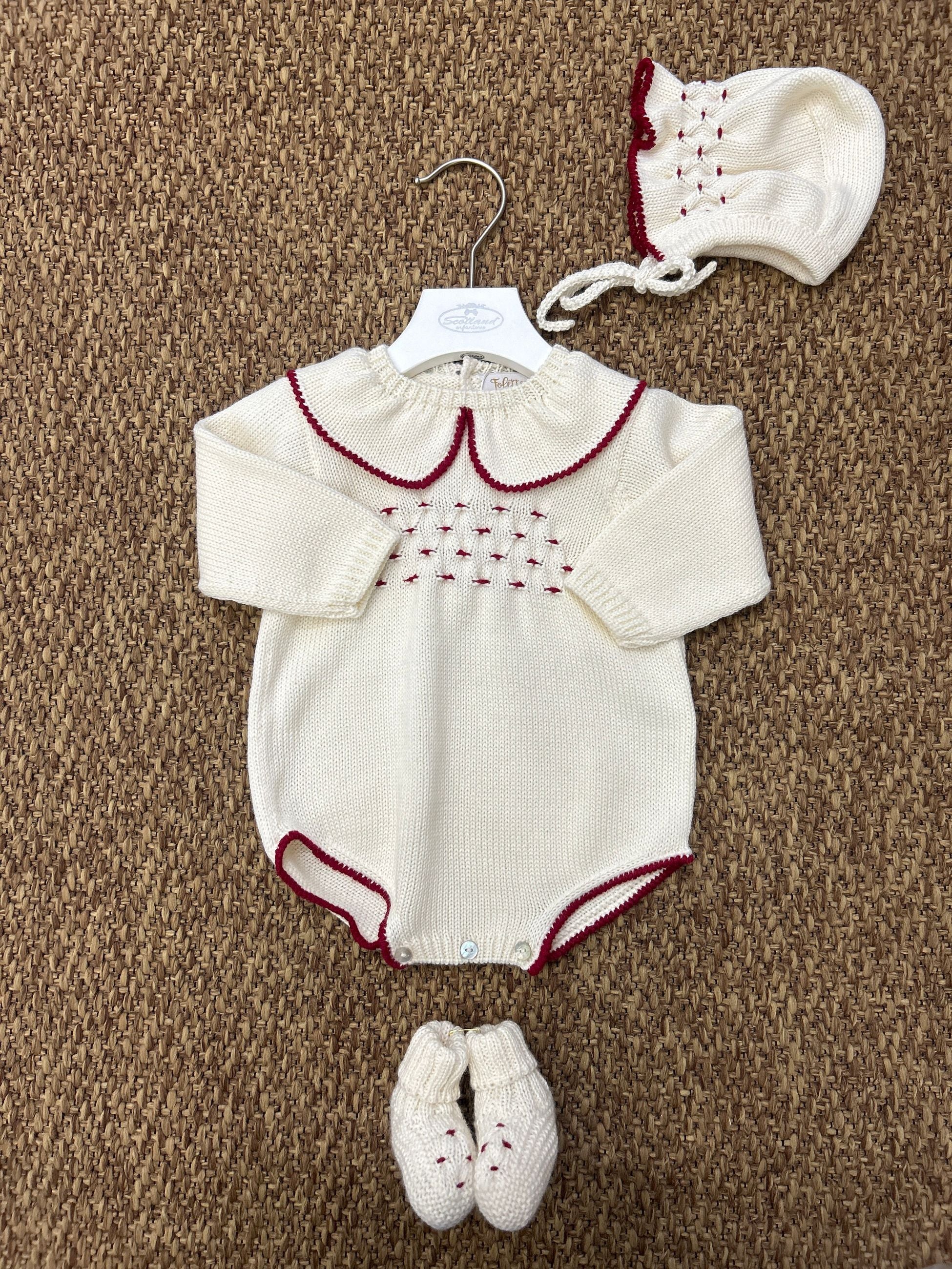 Pagliaccetto neonata con cuffia e babucce con ricamo bordeaux Fofettes